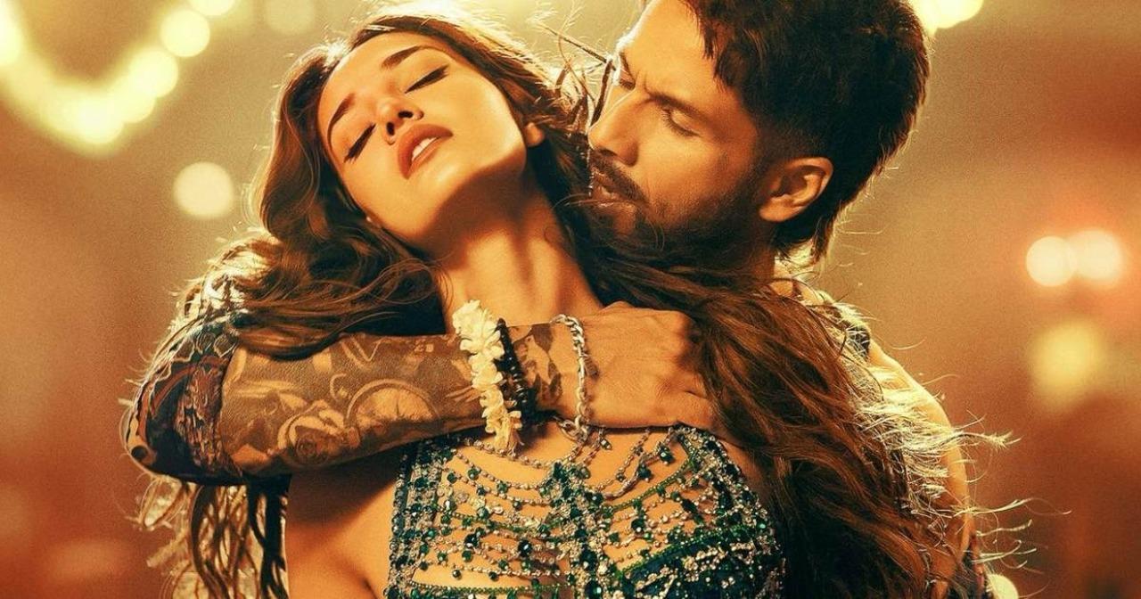 Aashiqon Ki Colony - O'Romeo
Vishal Bharadwaj's latest offering, Aashiqon Ki Colony from the much awaited movie of the year O'Romeo , starring Shahid Kapoor and Disha Patani in the electrifying video carries forward this legacy with ease